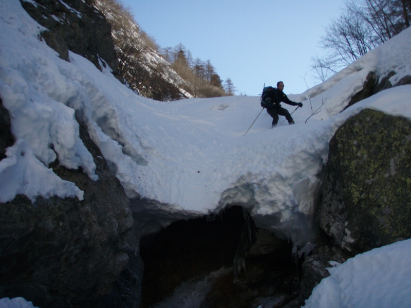 Test de rupture d'un pont de neige.