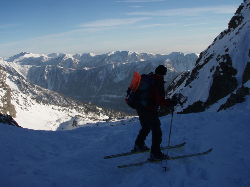 Un ski en France, l'autre en Italie sur le col de Cerise.